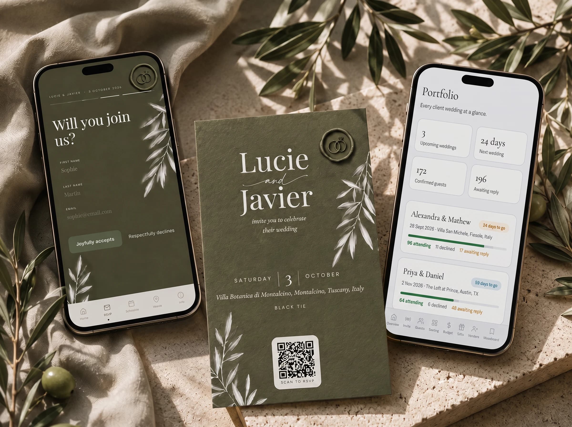 Outils du wedding planner : carton d'invitation vert sauge avec QR code, un téléphone affichant le formulaire de réponse des invités et un téléphone affichant le portfolio avec tous les mariages clients et les réponses en direct