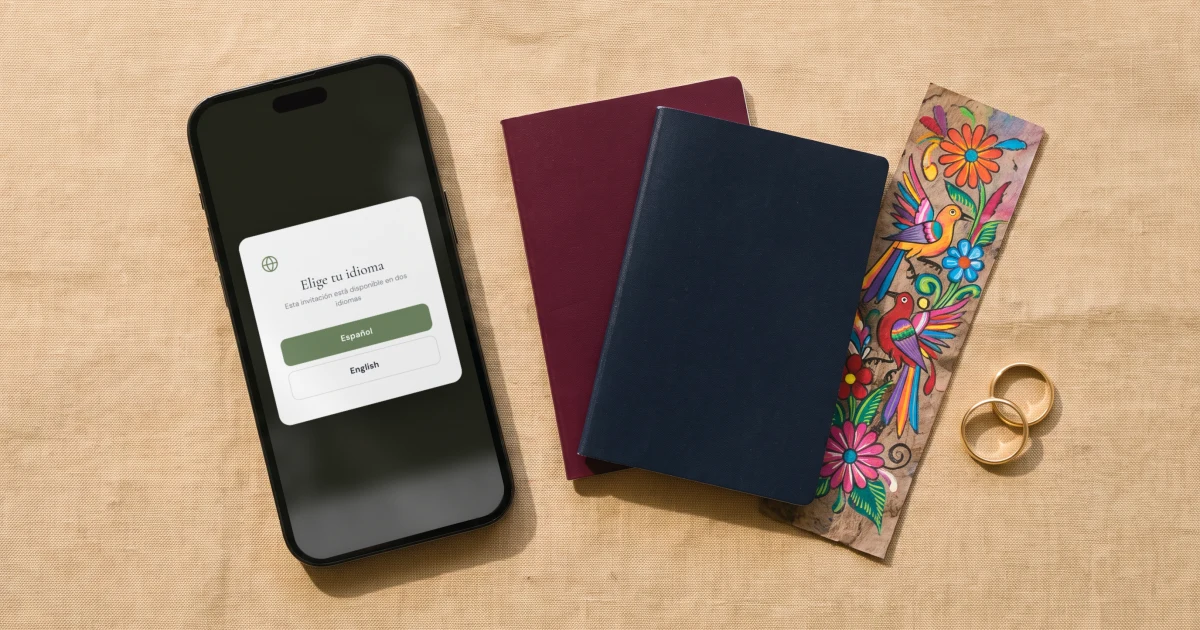 App de boda para invitados de varios países: un teléfono muestra la invitación con selector de idioma español e inglés junto a dos pasaportes y dos argollas