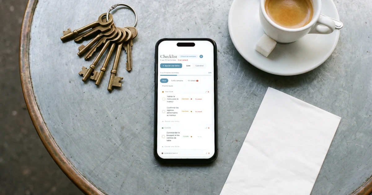 Application de mariage sans abonnement : un téléphone affiche la checklist du mariage sur une table de bistrot en zinc, à côté d'un trousseau de clés et d'un café