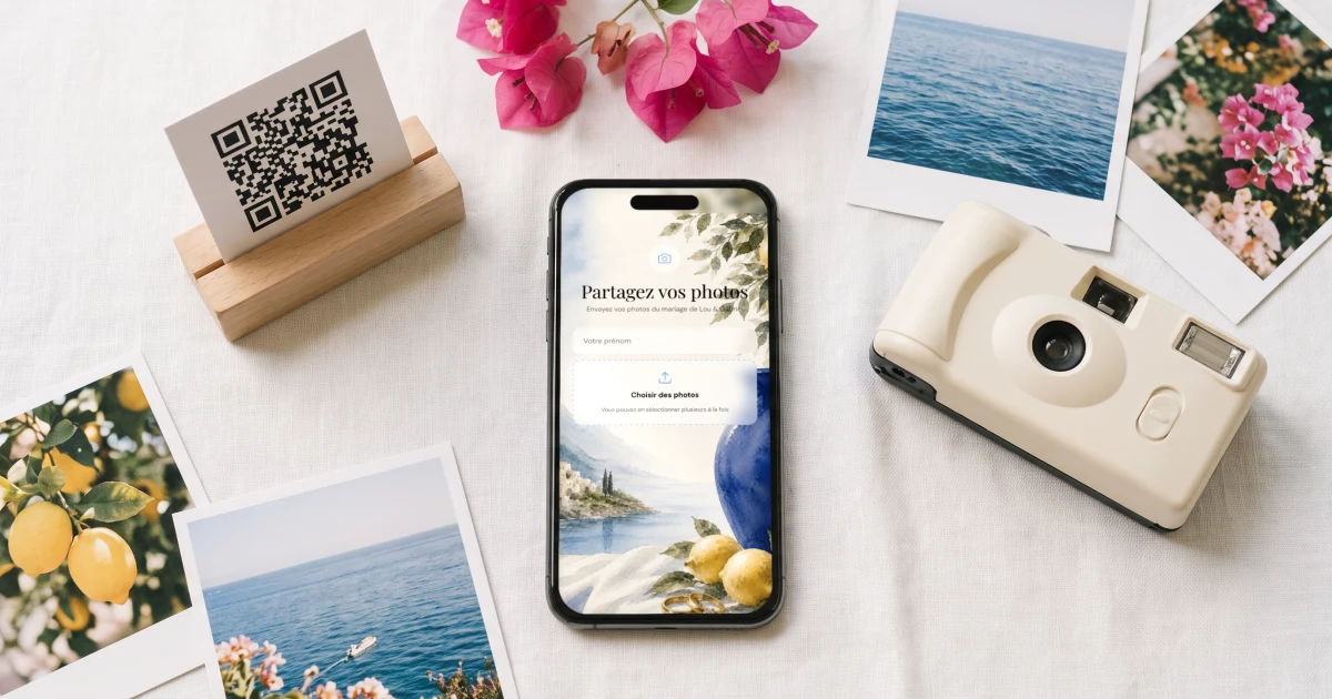 Application photo mariage invités : un téléphone affiche l'envoi de photos à côté d'un chevalet QR et d'un appareil jetable