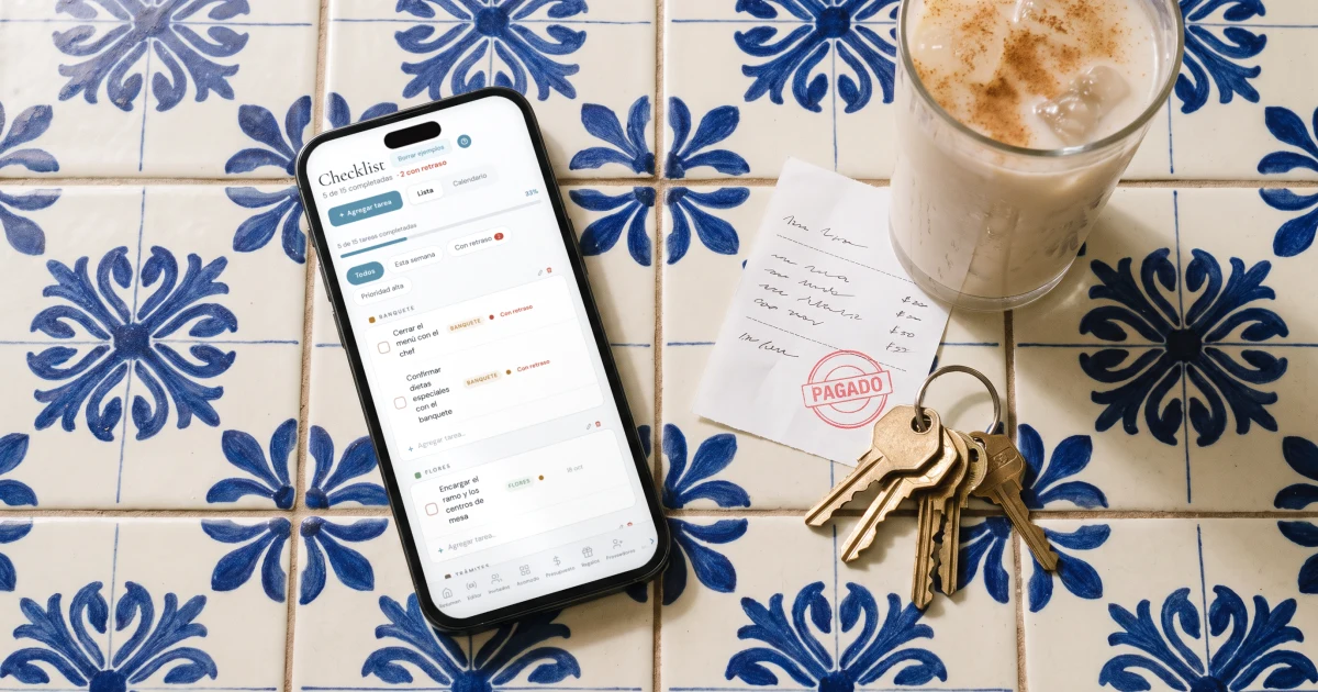 Apps para organizar tu boda sin suscripción: un teléfono muestra la checklist de la boda junto a un recibo pagado y llaves