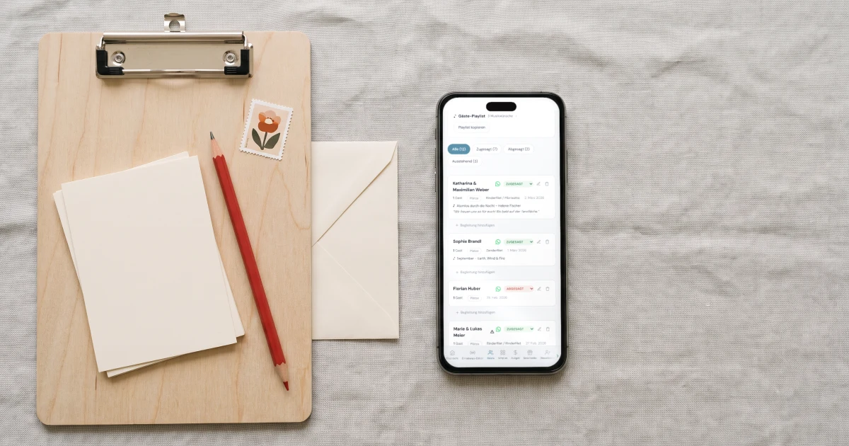 Beste Gästelisten-App: ein Handy zeigt die Rückmeldungen der Gäste neben Antwortkarten