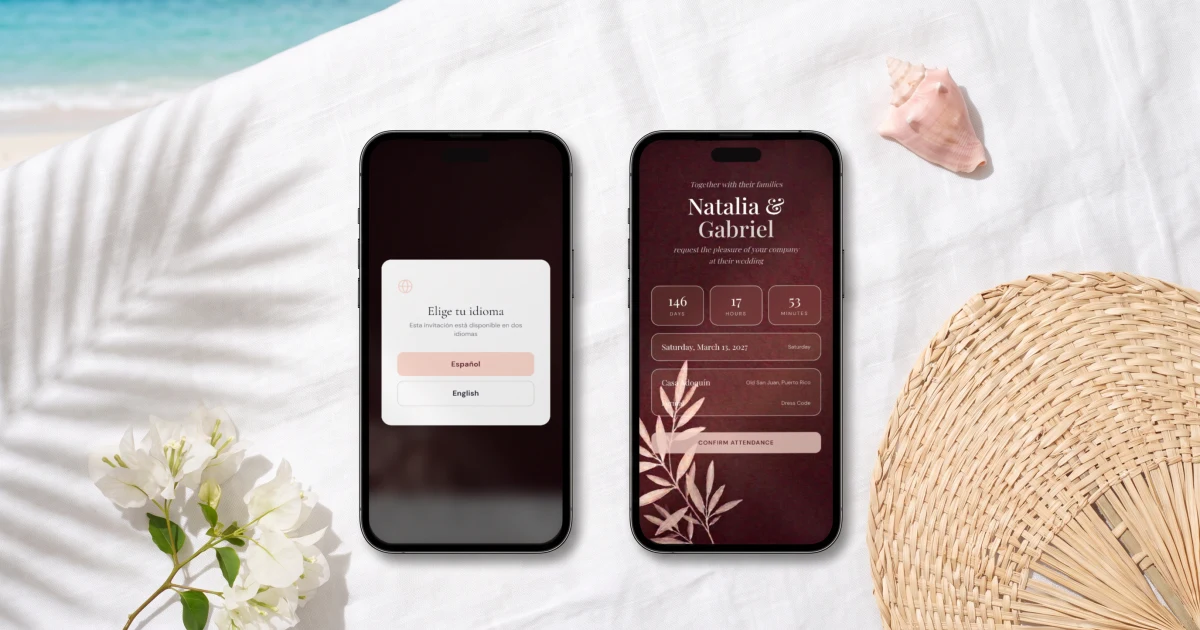 Boda en Puerto Rico con invitación en español o en inglés: un celular muestra la ventana donde el invitado elige su idioma y otro la misma invitación abierta en inglés, sobre lino blanco frente a la playa