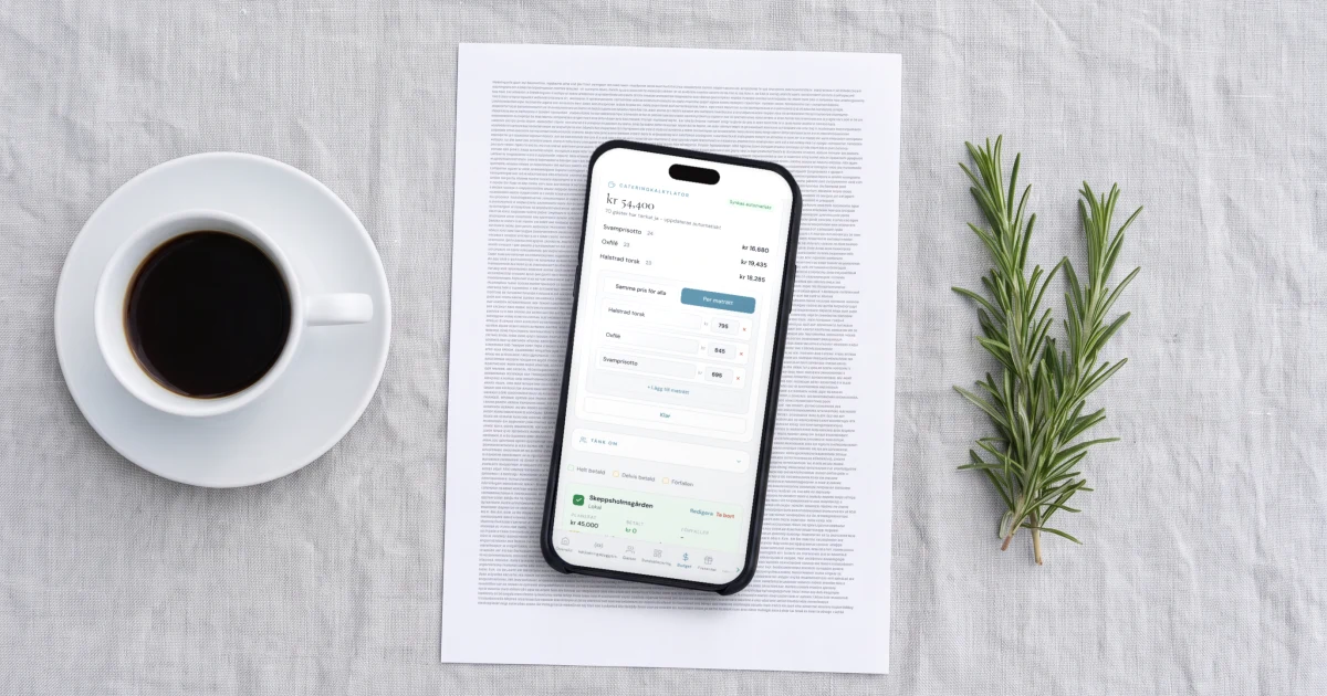 Budgetmall för bröllop: mobilen visar cateringkalkylatorn med 70 gäster och pris per rätt, liggande på en utskriven offert från en cateringfirma med kaffekopp och en kvist rosmarin