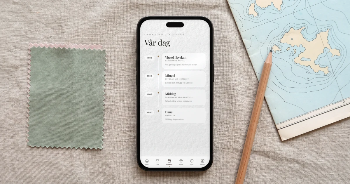 Exempel på bröllopshemsida: mobilen visar dagens program med vigsel i kyrkan, mingel och middag, bredvid en tygprovbit i salviagrönt och en karta över skärgården