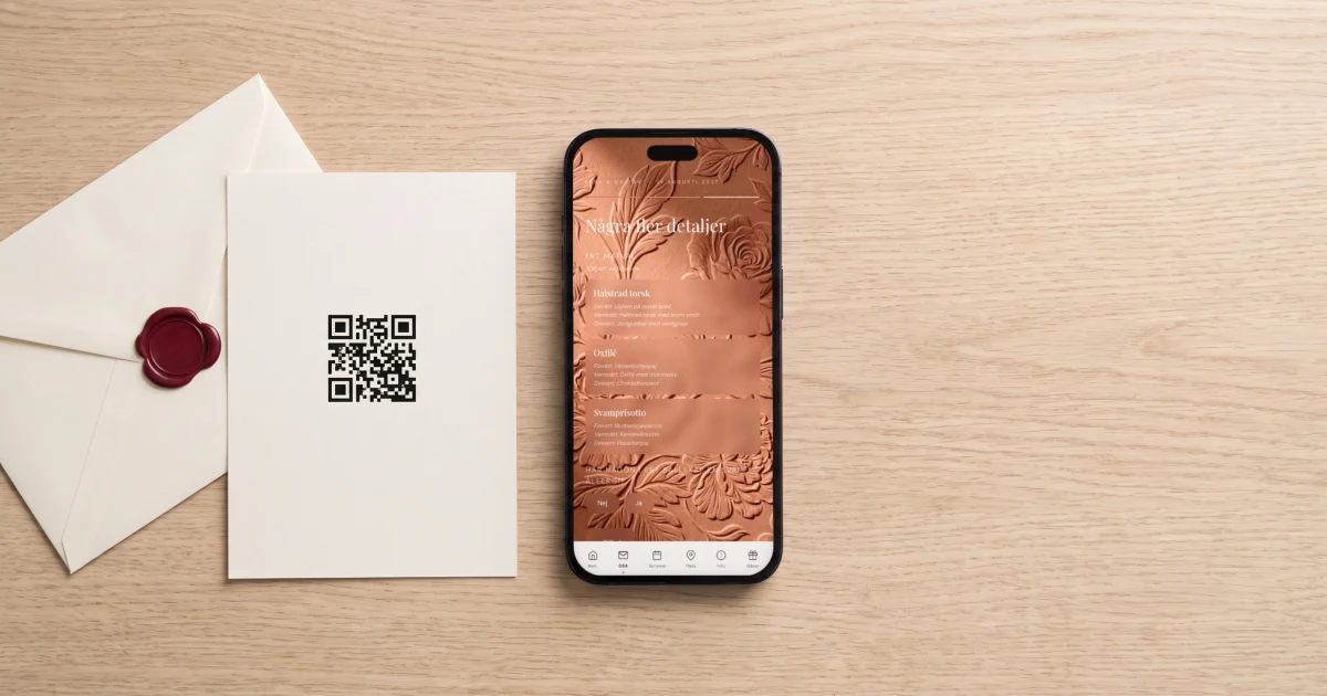 Tryckt bröllopsinbjudan med QR-kod för OSA bredvid en mobil som visar den digitala inbjudan och OSA-formuläret, på ett bord med kuvert och ett sigill