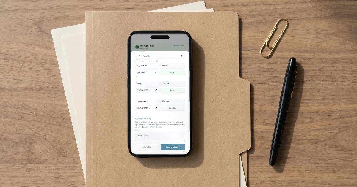 Bryllupsbudget med depositum og rater: en telefon ligger fladt på en mappe med kontrakter fra fotograf og festlokale og viser en betalingsplan med depositum, rate og restbeløb, hver med dato og flueben