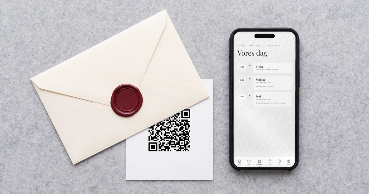 Bryllupsinvitation sendt digitalt og på papir: en telefon ligger fladt ved siden af en kuvert med lakseglet og et trykt kort med QR-kode, telefonen viser invitationens program med vielse, middag og fest