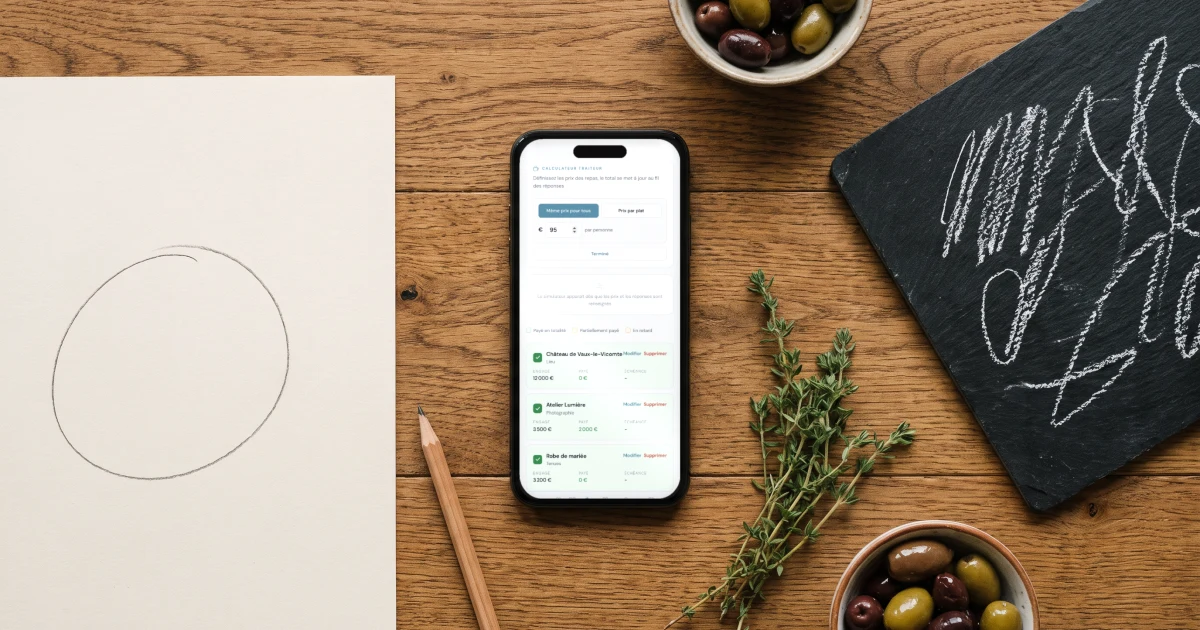 Calculateur de budget mariage fiable : un téléphone affiche le coût traiteur par invité relié aux réponses, à côté d'une ardoise de traiteur, de thym et d'olives