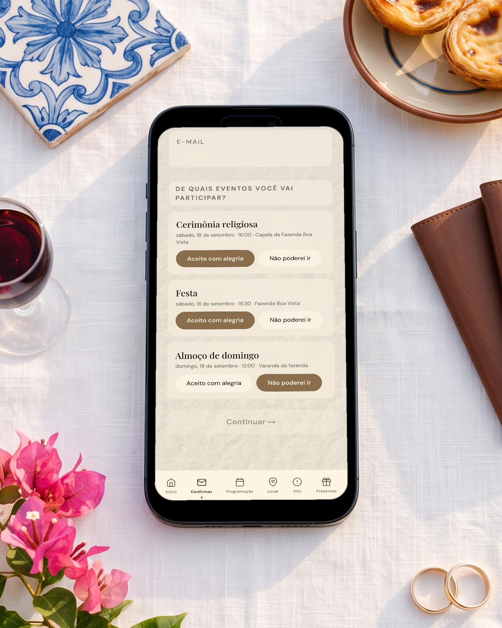 Confirmação de presença por evento num casamento em Portugal: o celular mostra a cerimônia religiosa, a festa e o almoço de domingo, cada um com a sua resposta, entre um azulejo português, pastéis de nata, passaportes e buganvílias