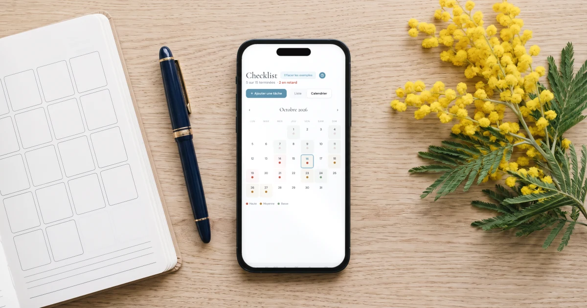Checklist mariage rétroplanning : un téléphone affiche la checklist mois par mois à côté d'un calendrier