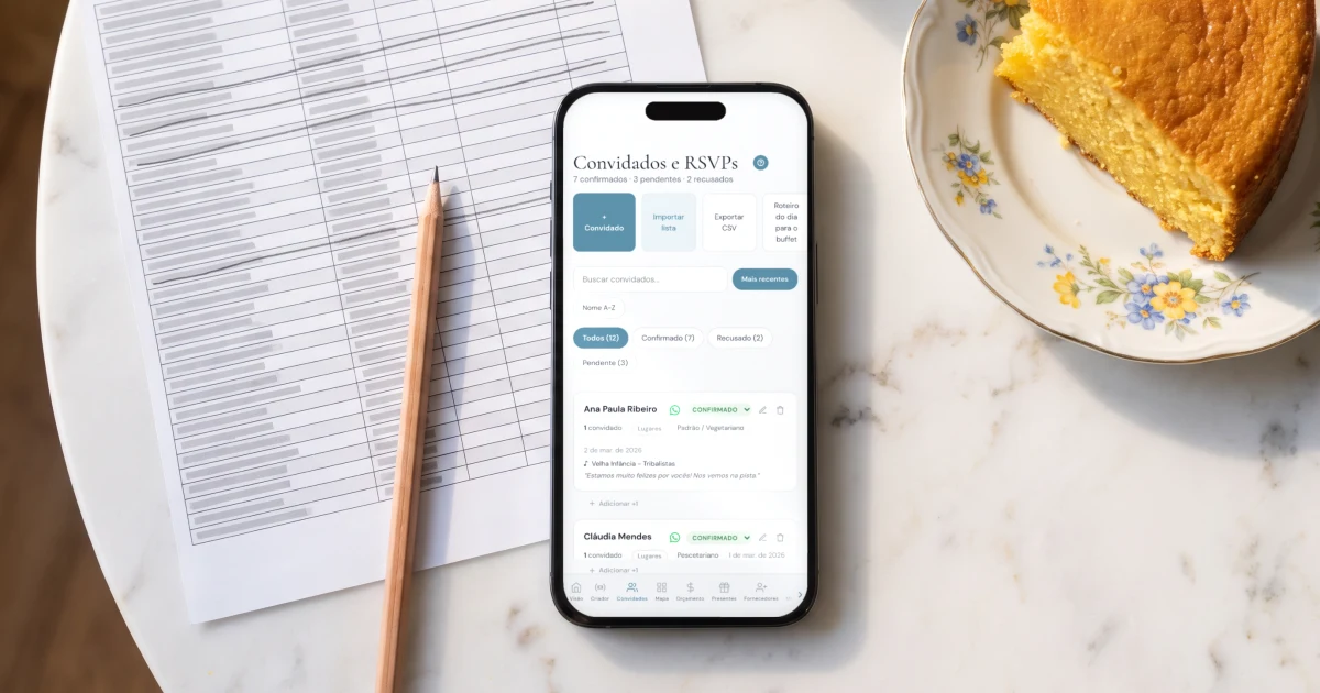 Como fazer a lista de convidados do casamento: planilha impressa com linhas riscadas a lápis ao lado de um celular deitado mostrando a lista de convidados com confirmados, pendentes e recusados, um lápis e uma fatia de bolo de fubá