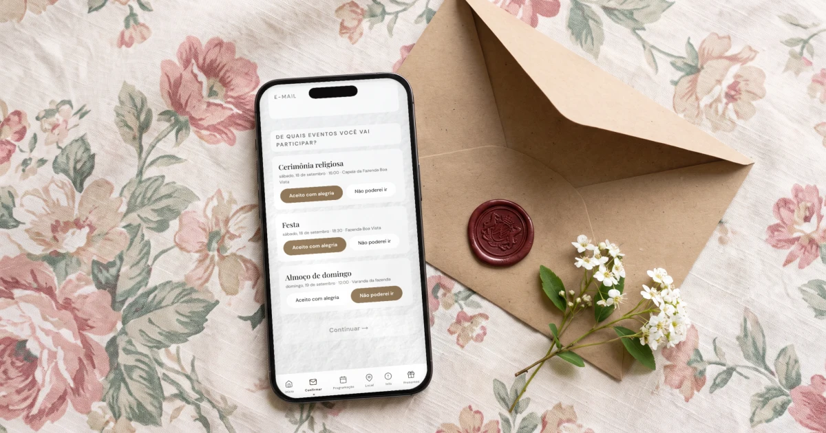 Convite de casamento digital com confirmação de presença: celular deitado sobre um tecido de chita mostrando a confirmação de presença do convite com uma resposta para cada evento, ao lado de um envelope kraft aberto e um selo de cera