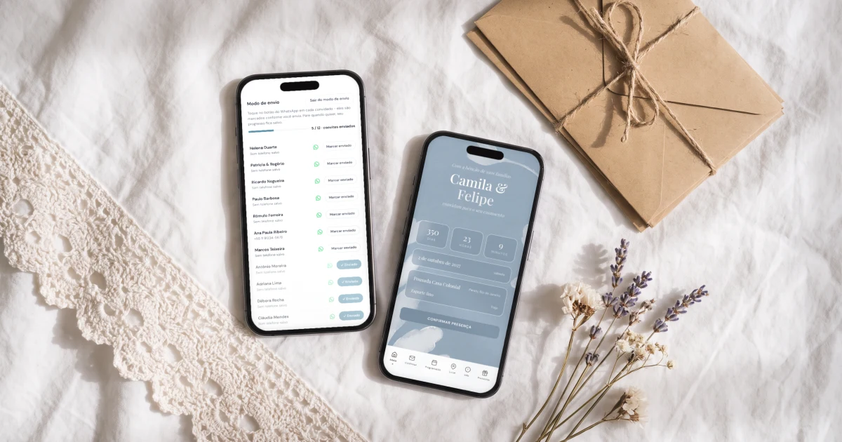 Convite de casamento pelo WhatsApp com confirmação: celular deitado mostrando o modo de envio da lista de convidados com a barra de progresso e os botões de WhatsApp, ao lado de outro celular com a capa do convite que o convidado abre pelo link, envelopes kraft e flores secas