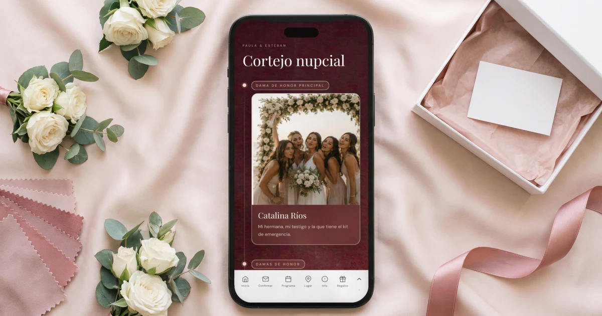 Damas de honor y padrinos: un celular muestra la página del cortejo nupcial de la invitación con la foto y el papel de cada dama de honor, junto a ramitos de rosas, muestras de tela y una caja para pedir ser dama de honor