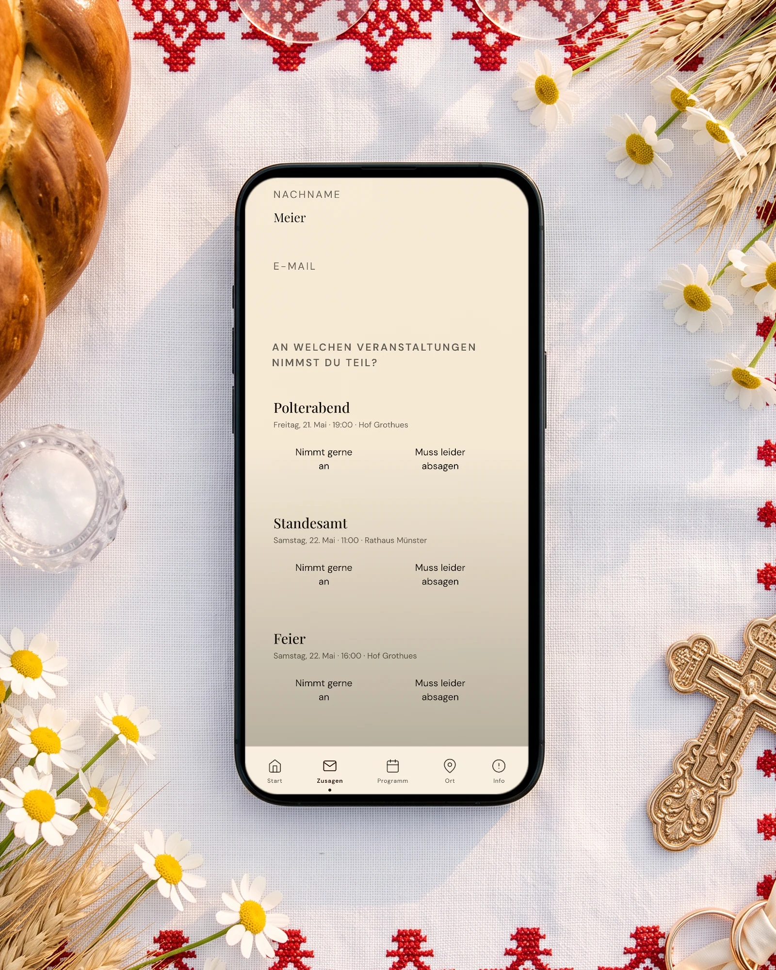 Deutsch-russische Hochzeit, Zusagen pro Event: Ein Handy auf einem bestickten Ruschnyk neben Karawai, Kamille und Weizenähren zeigt die Frage An welchen Veranstaltungen nimmst du teil mit Polterabend, Standesamt und Feier