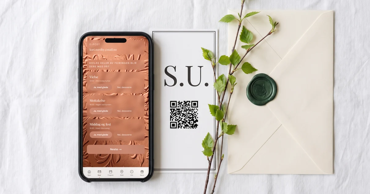 Mobiltelefon flatt på en bordduk med den digitale bryllupsinvitasjonen åpen på svarskjemaet, ved siden av en trykt invitasjon med QR-kode og teksten S.U., en kvist bjørkeløv og en lakkforseglet konvolutt