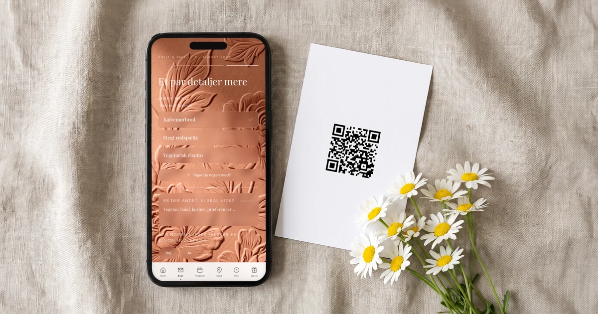Digital bryllupsinvitation med tilmelding: en telefon ligger fladt på et linnedbordklæde og viser tilmeldingen med valg af ret og et felt til allergier, ved siden af et trykt kort med QR-kode og en lille buket margueritter