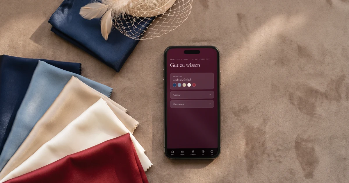 Dresscode Hochzeit Farben: ein Handy zeigt die Farbpalette neben Stoffmustern