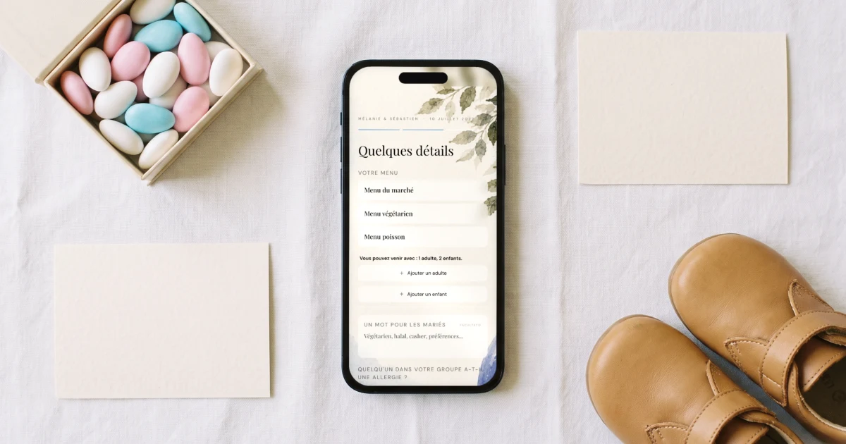 Faire-part de mariage avec enfants : un téléphone affiche la réponse avec 1 adulte et 2 enfants, à côté de dragées et de petites chaussures