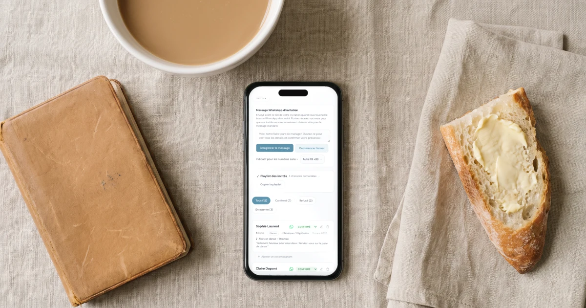 Faire-part de mariage par WhatsApp : un téléphone affiche la liste des invités avec un bouton d'envoi WhatsApp pour chacun