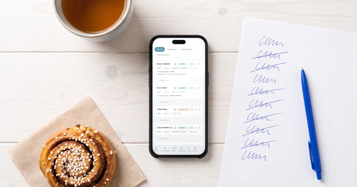 Gästlista för bröllop i en app: mobilen visar OSA-svar med antal ja, nej och väntar, matval och en flaggad nötallergi, på ett köksbord bredvid en utskriven lista med överstrukna namn och en penna