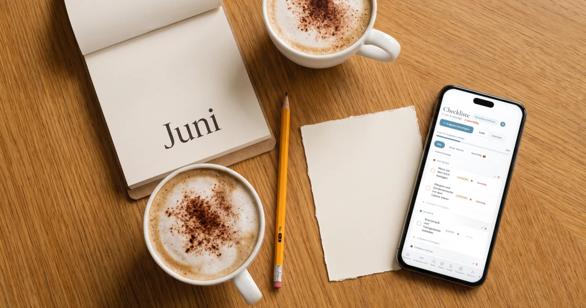 Hochzeits-Checkliste: ein Handy zeigt die Checkliste Monat für Monat neben einem Kalender