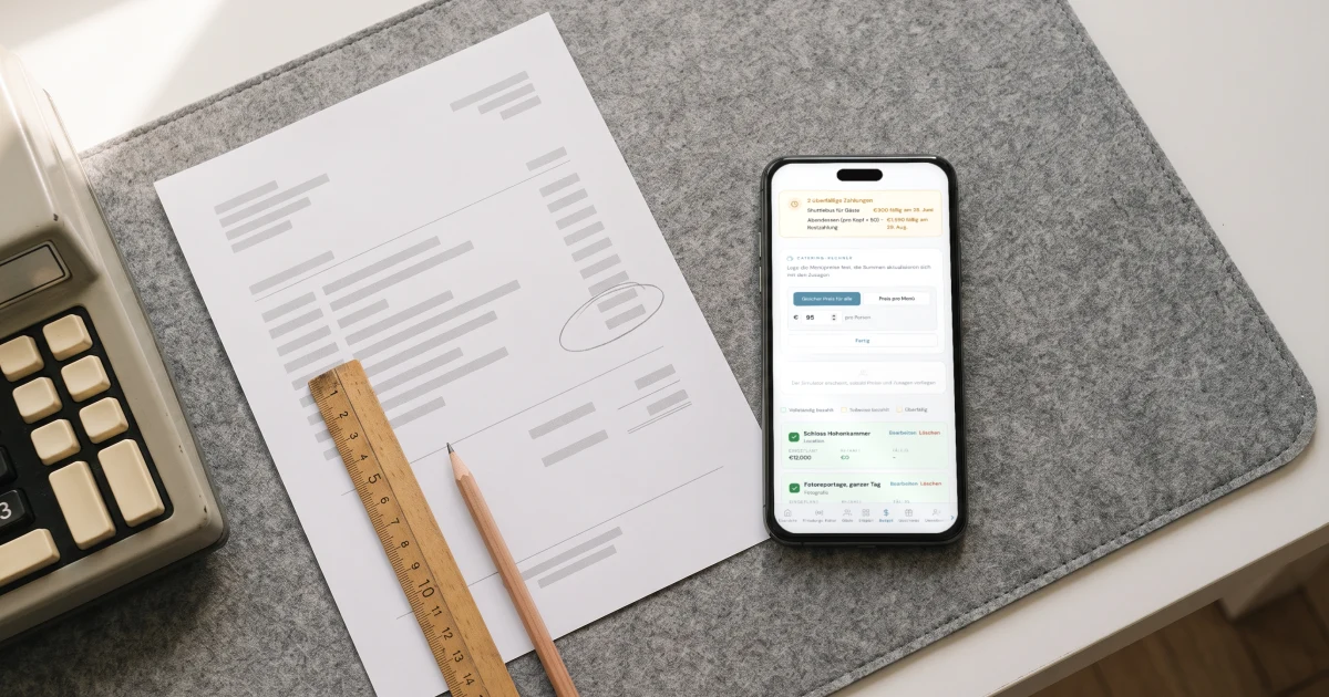 Hochzeitsbudget-Rechner im Vergleich: ein Handy zeigt die Cateringkosten pro Gast neben einem Angebot und einem Taschenrechner