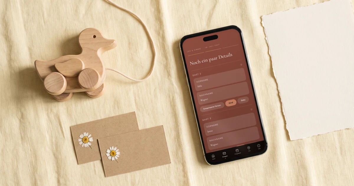Hochzeit mit Kindern: ein Handy zeigt die Zusage mit 1 Erwachsenen und 2 Kindern