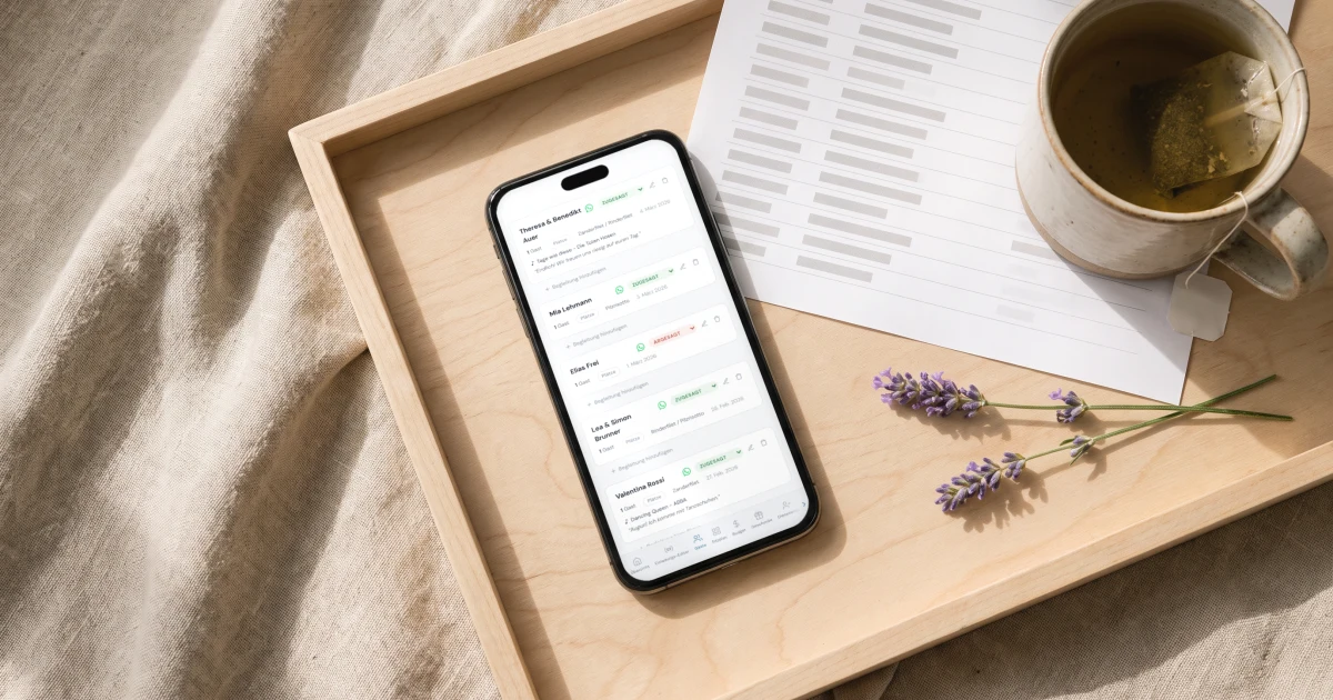 Hochzeitseinladung per WhatsApp: ein Handy zeigt die Gästeliste mit WhatsApp-Button für jeden Gast