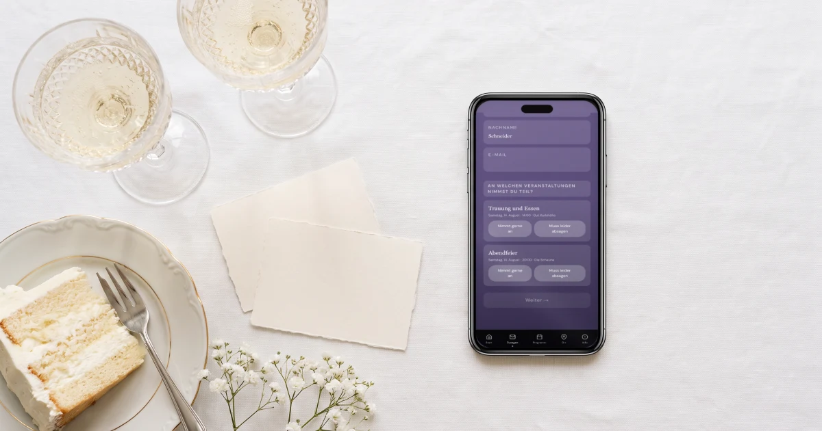 Hochzeitseinladung für Tagesgäste und Abendgäste: ein Handy zeigt die Zusage pro Programmpunkt neben Sektgläsern und zwei Karten