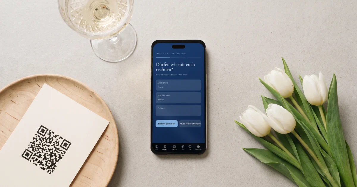 Hochzeitswebsite erstellen: ein Handy zeigt die Zusage auf der Hochzeitswebsite neben einer QR-Karte