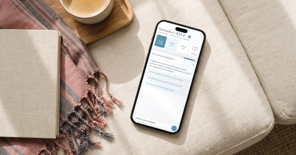 IA para organizar tu boda: un teléfono muestra el asistente IA de la app con la pregunta de quién no ha contestado