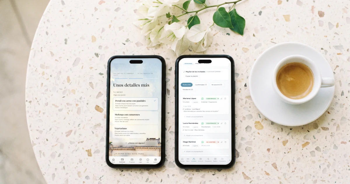 Invitación de boda bilingüe con confirmación de asistencia: un teléfono muestra el formulario de confirmación en español y otro la lista de invitados con todas las respuestas en una sola lista