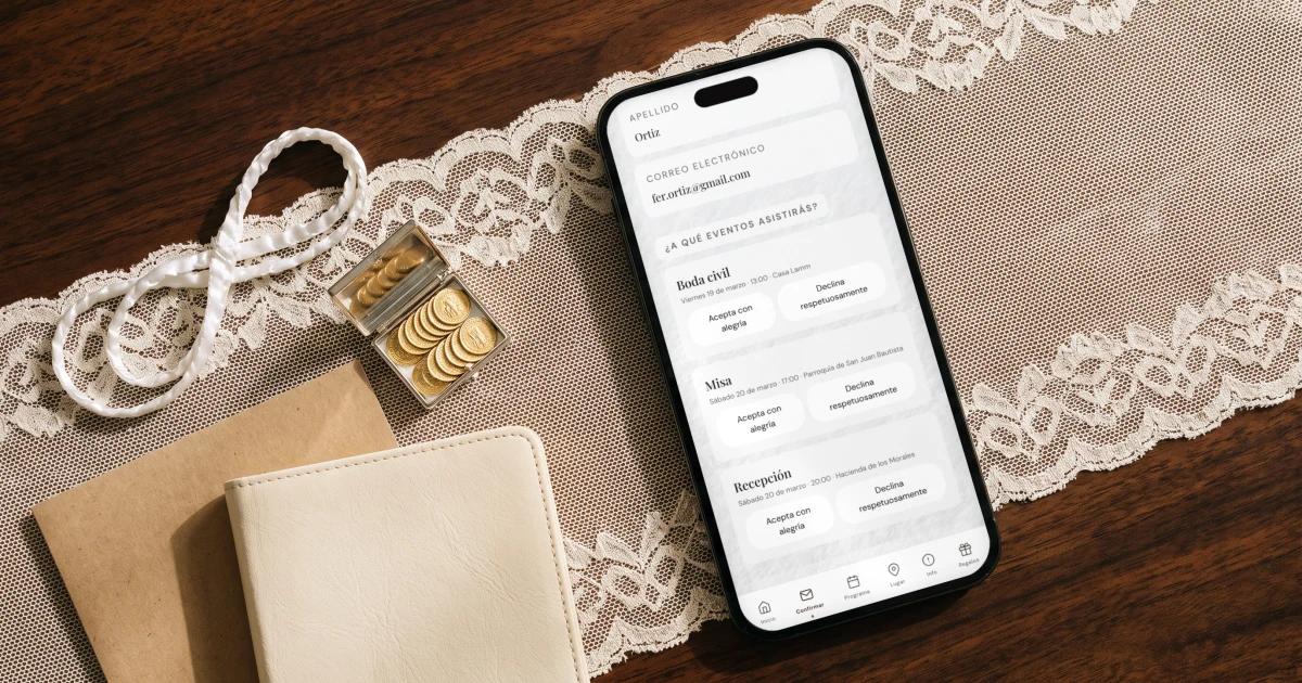 Invitación de boda civil y religiosa: un teléfono muestra la confirmación por evento, civil, misa y recepción, junto a un lazo y las arras