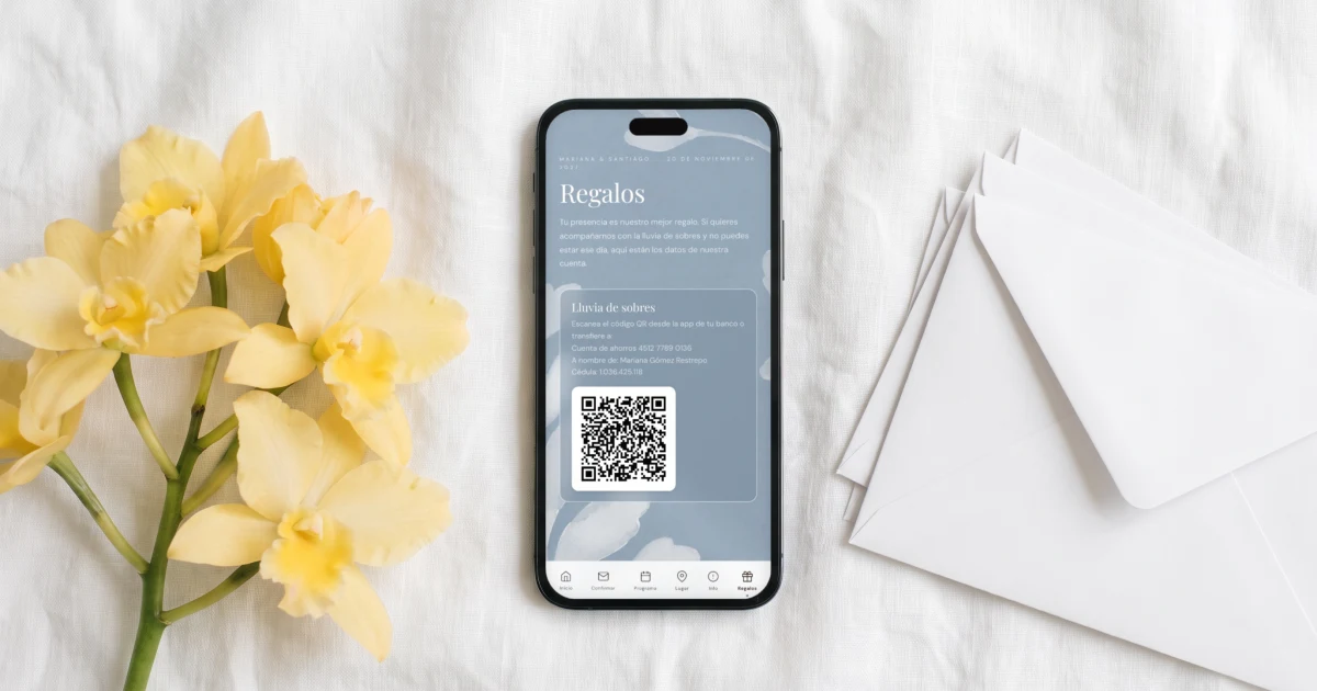 Invitación de matrimonio digital con lluvia de sobres: un teléfono muestra la página de regalos con un código QR bancario y los datos de la cuenta, junto a sobres blancos y orquídeas