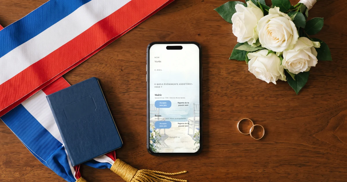 Mariage civil : un téléphone affiche la réponse à la mairie et au repas à côté d'un livret de famille et d'une écharpe tricolore