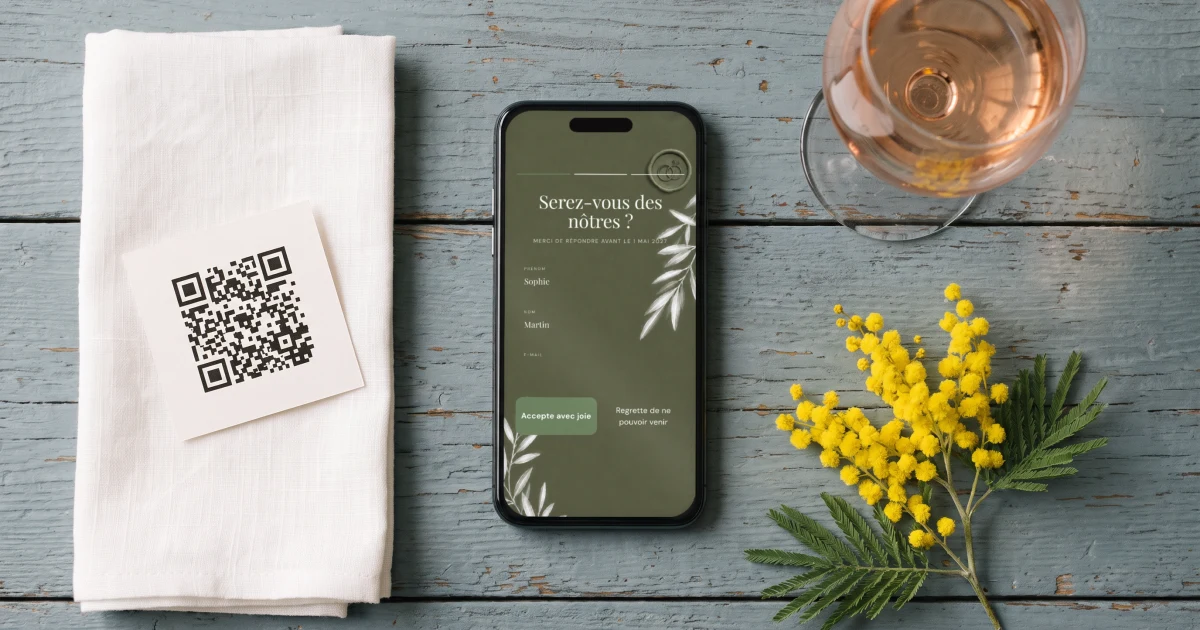 Meilleur site de mariage 2026 : un téléphone affiche la réponse au site de mariage à côté d'une carte QR, d'un verre de rosé et de mimosa