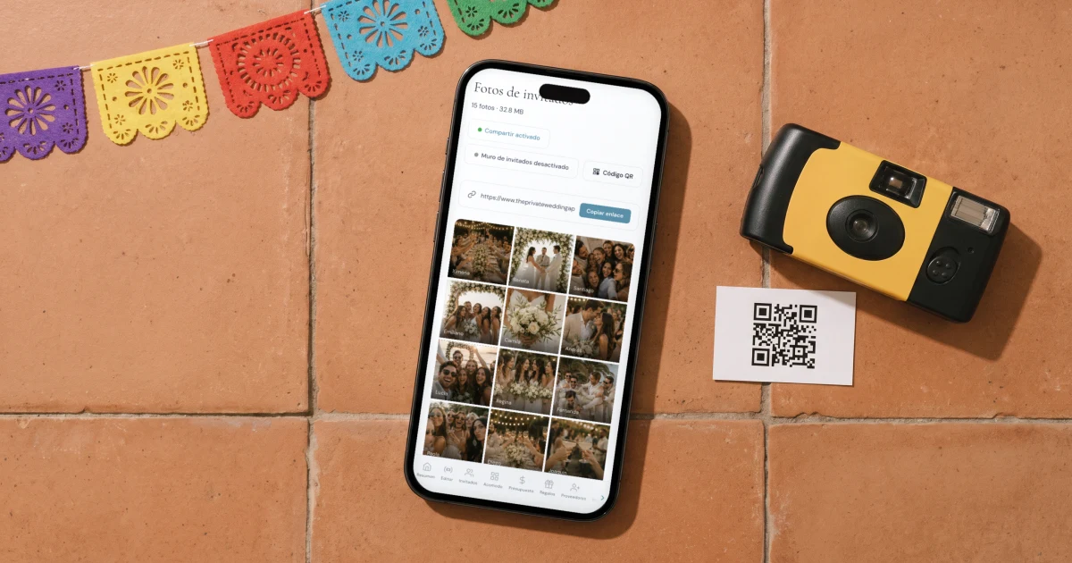 Mejor app para fotos de boda de invitados: un teléfono muestra la galería de fotos junto a una cámara desechable y una tarjeta QR