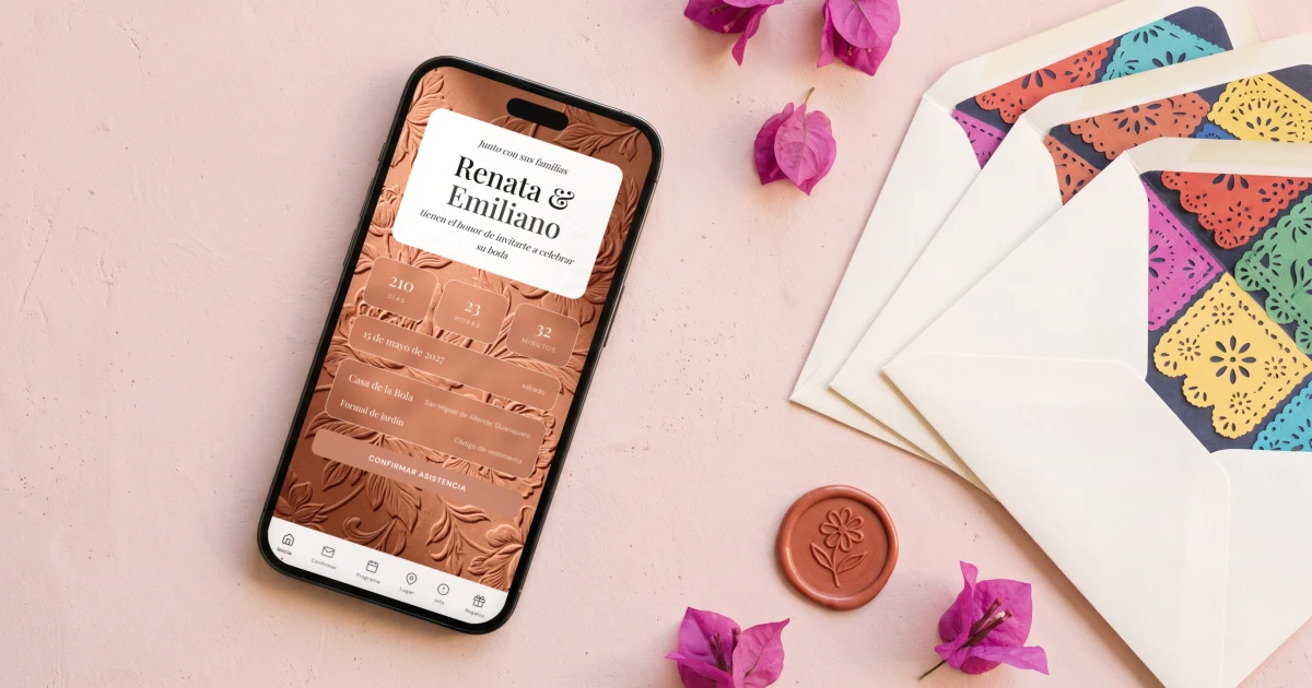 Mejores apps de invitaciones de boda digitales: un teléfono muestra una invitación abierta junto a sobres