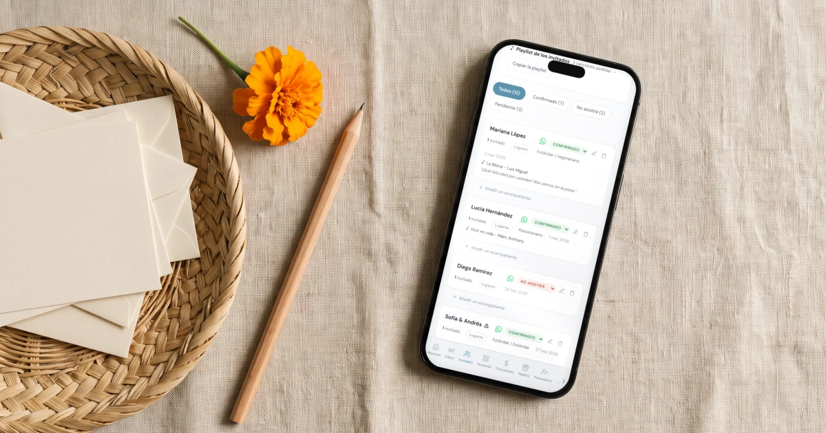Mejores apps de lista de invitados: un teléfono muestra las confirmaciones junto a tarjetas de respuesta