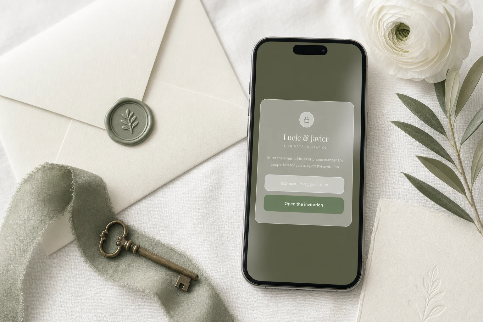 Hochzeitswebsite mit Passwort: Ein Handy zeigt den privaten Zugang der Einladung von Lucie und Javier, bei dem Gäste ihre E-Mail-Adresse oder Handynummer eingeben, daneben ein alter Schlüssel und ein versiegelter Umschlag