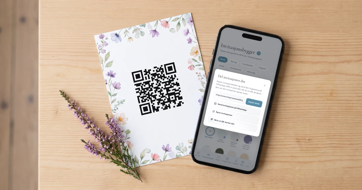 Utskrevet bryllupsinvitasjon med QR-kode for svar utbedes, lagt flatt på et lyst trebord ved siden av en mobiltelefon som viser del-panelet med invitasjonslenken og knappen for QR-kortet