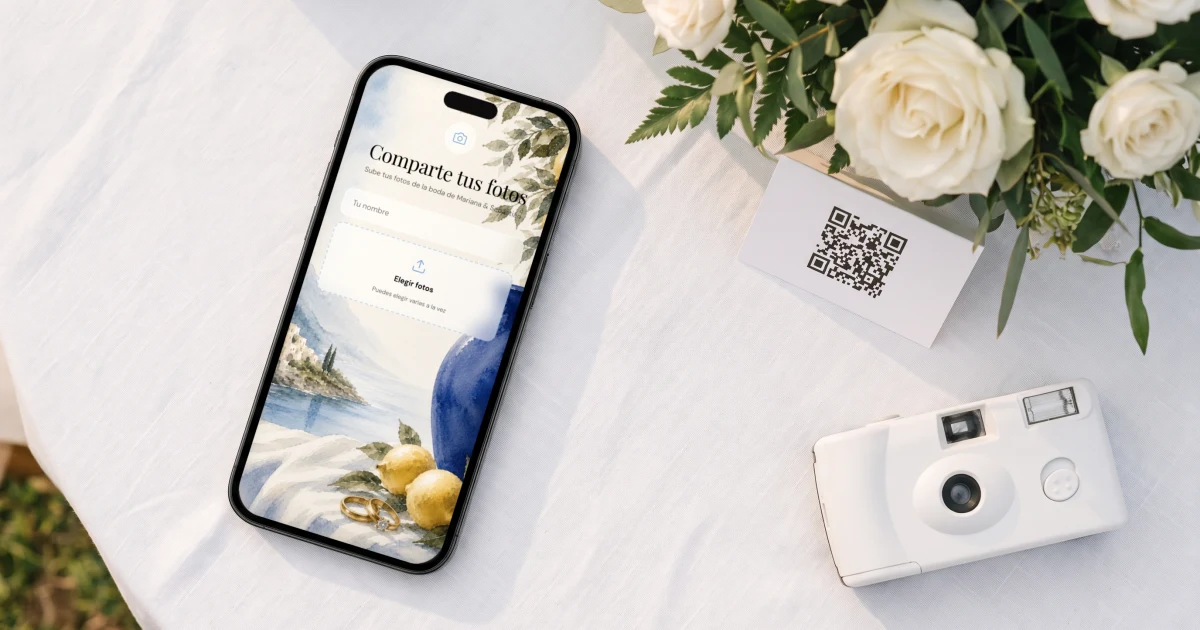 QR para subir fotos de boda: un teléfono muestra la página para subir fotos junto a una tarjeta QR en la mesa