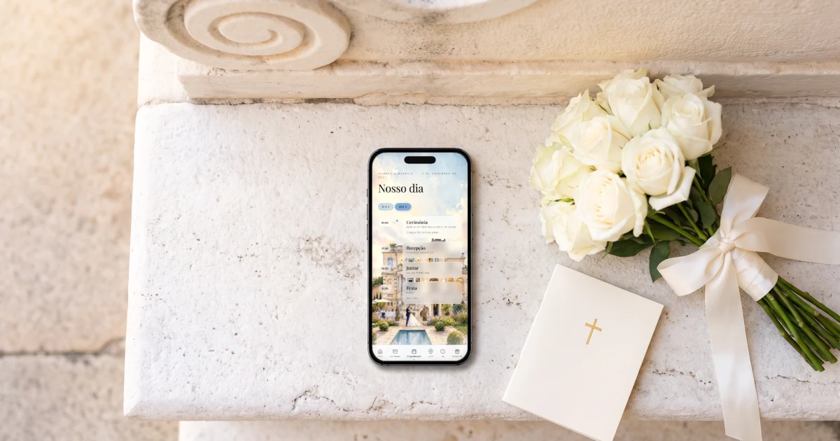 Quanto tempo dura uma cerimônia de casamento: celular deitado no degrau de pedra de uma igreja colonial mostrando a programação do convite com abas por dia e os horários da cerimônia, da recepção, do jantar e da festa, ao lado de um buquê de rosas brancas e um livreto da cerimônia