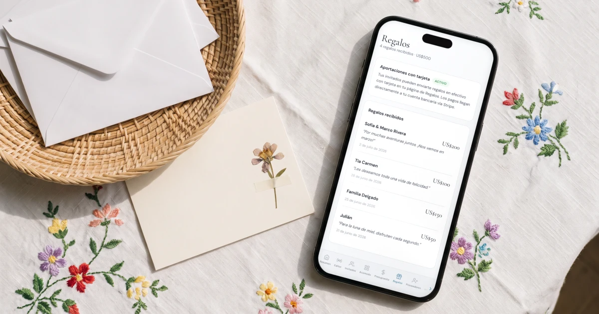 Regalo de boda en efectivo: un teléfono muestra las aportaciones con tarjeta junto a una canasta de sobres