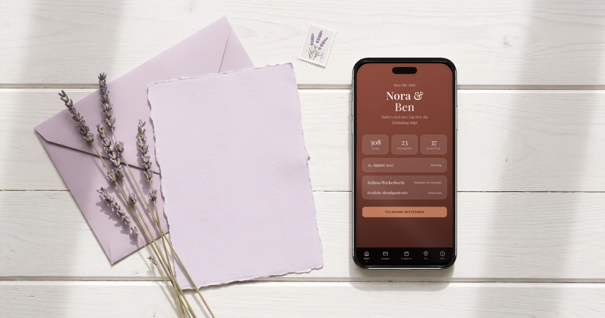 Save the Date zur Hochzeit: ein Handy zeigt das digitale Save the Date neben einer Karte