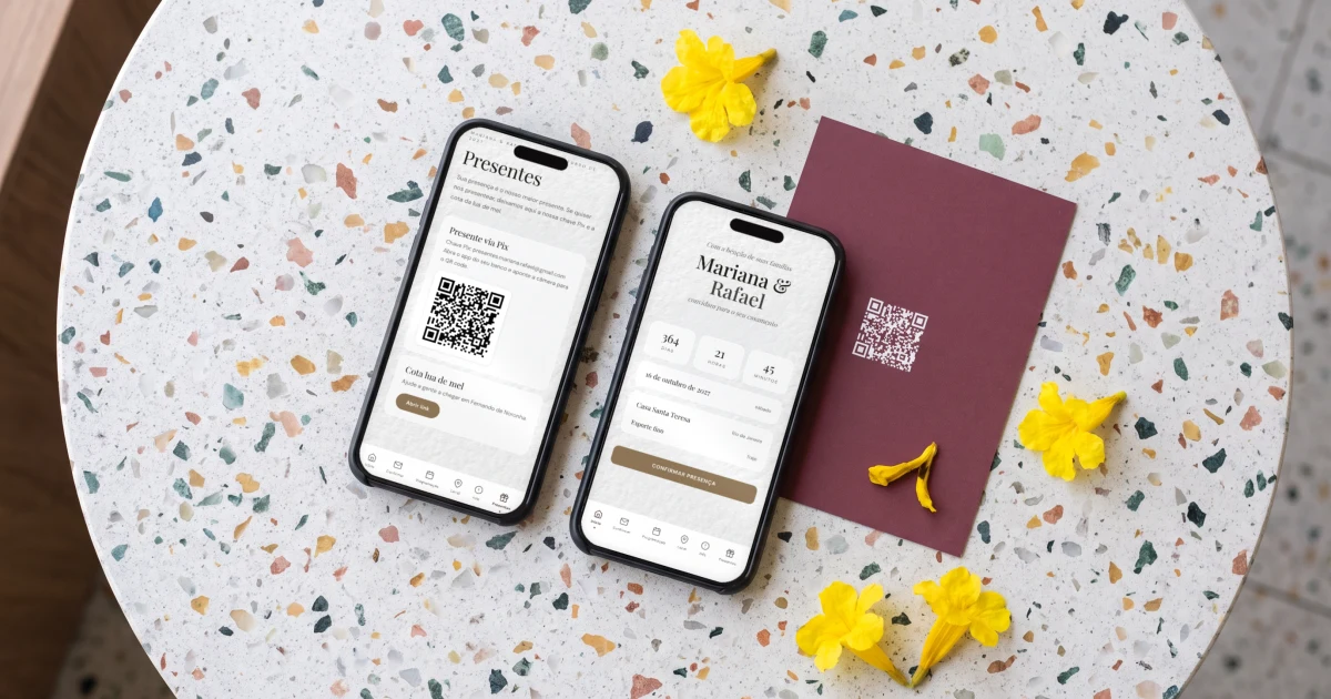 Qual site de casamento escolher: celular deitado mostrando a página de presentes do convite com o QR code Pix e a cota da lua de mel, ao lado de outro celular com a capa do convite digital e um convite impresso cor de vinho com QR code, entre flores de ipê amarelo