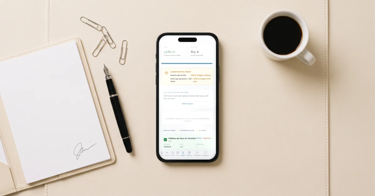Suivre les dépenses du mariage : un téléphone affiche l'échéancier acompte, versements et solde à côté de devis signés