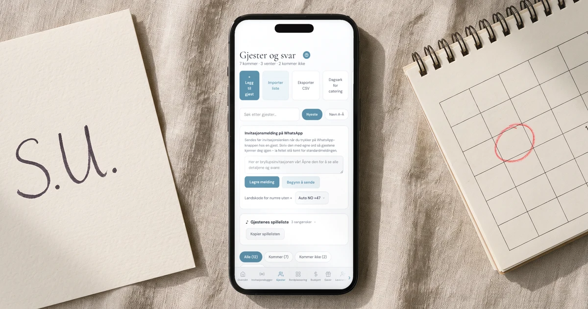 Håndskrevet bryllupsinvitasjon med S.U. på et linnet bordteppe, ved siden av en mobiltelefon flatt på bordet som viser gjestelisten med antall ja, nei og ikke svart, og en kalender med fristen merket